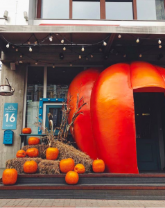 В поисках идеальной хелоуинской фотозоны: #Мамаслет сдает точки