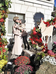 В поисках идеальной хелоуинской фотозоны: #Мамаслет сдает точки