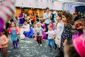 Как прошел новогодний Мамаслет Наряжает Елку