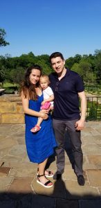 "Рождение ребенка никак не помогает родителям в плане легализации". Как живется украинке с семьей в США?