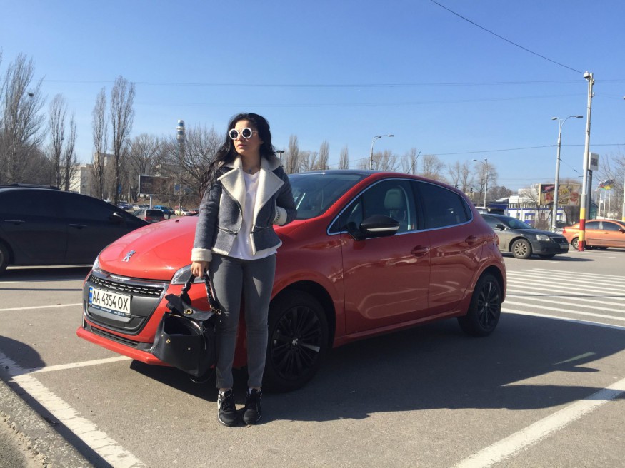 Тест-драйв от #Мамаслет: катаемся на "французах" Citroen C4 и Peugeot 208
