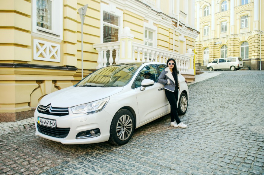 Тест-драйв от #Мамаслет: катаемся на "французах" Citroen C4 и Peugeot 208